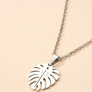 *MERIAH* Silver Tropical Leaf Fashion Foliage Necklace